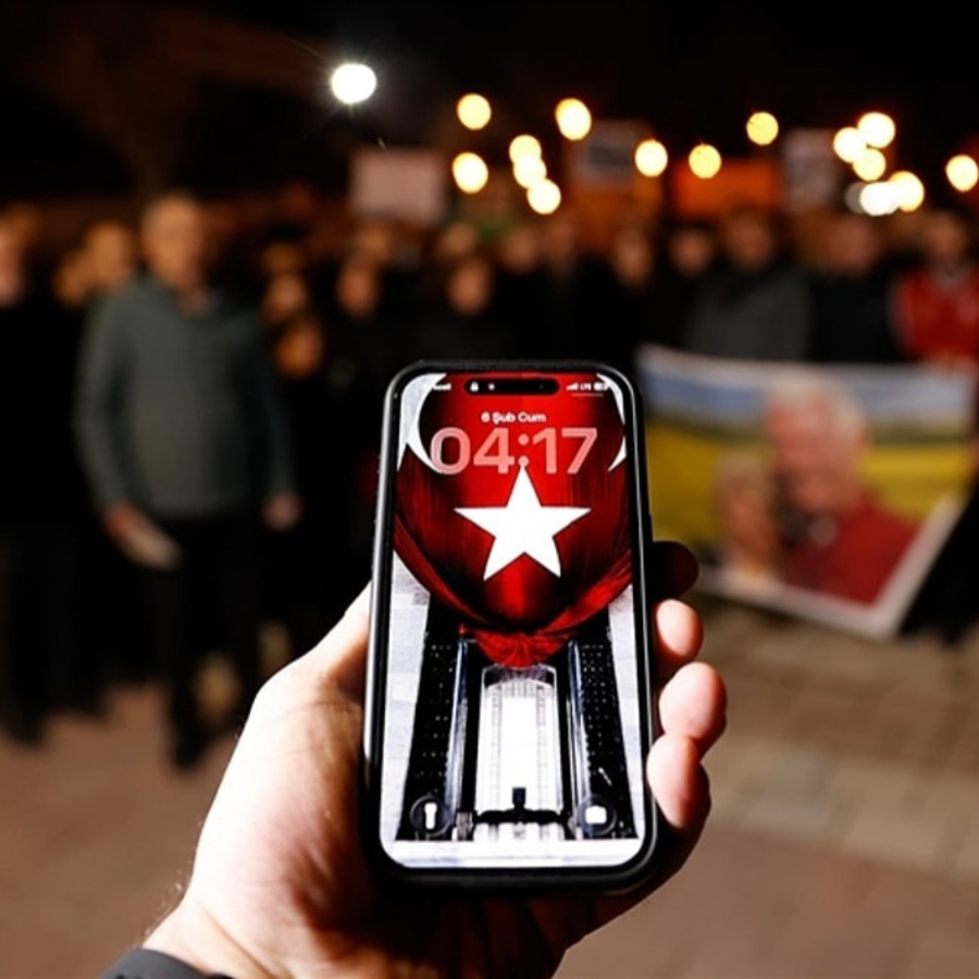 Saat 04.17... Türkiye 3 yıldır aynı acıda sessizliğe büründü! 6 Şubat depremlerinin yıl dönümünde 11 ilde sessiz yürüyüş...