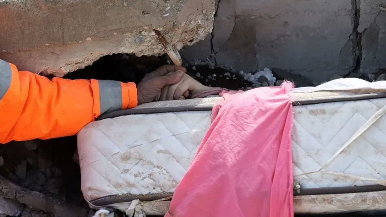 Enkaz altındaki kızının elini bırakmayan baba Mesut Hançer: Unutulmuyor bu acı