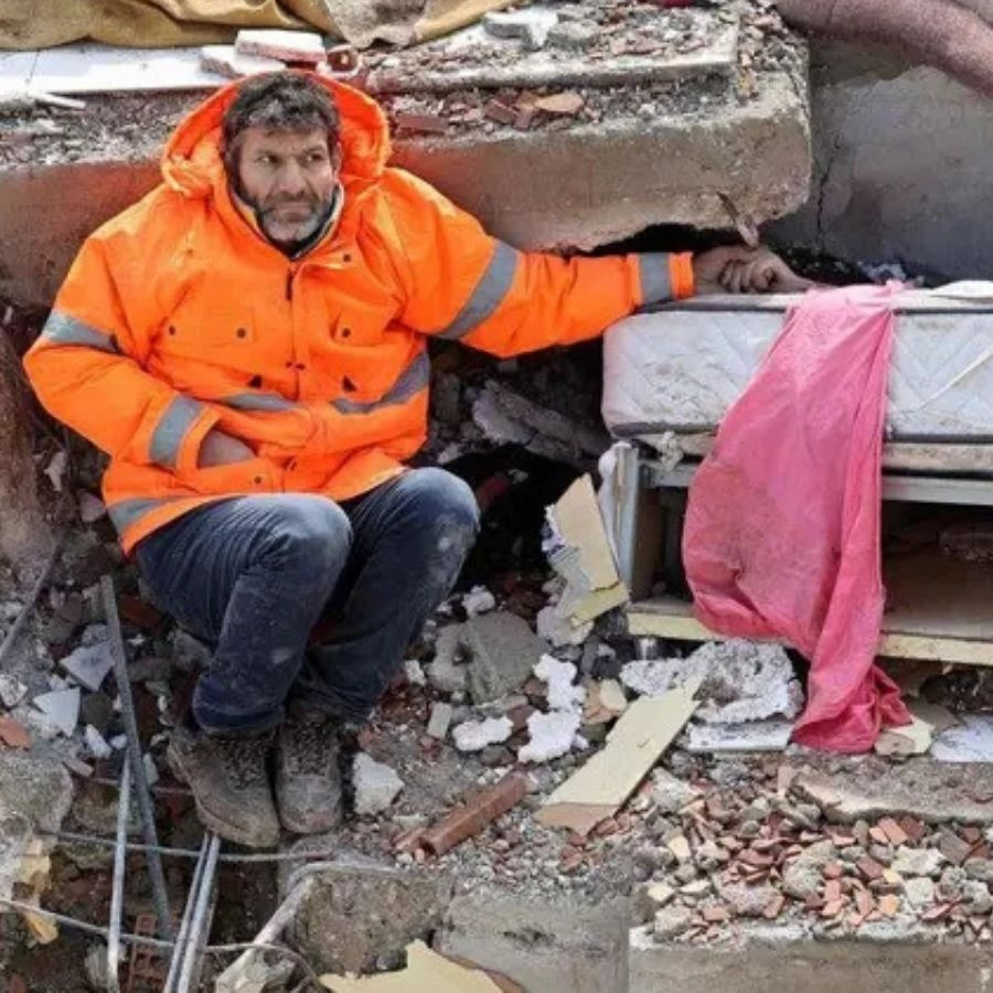 Enkaz altındaki kızının elini bırakmayan baba Mesut Hançer: Unutulmuyor bu acı