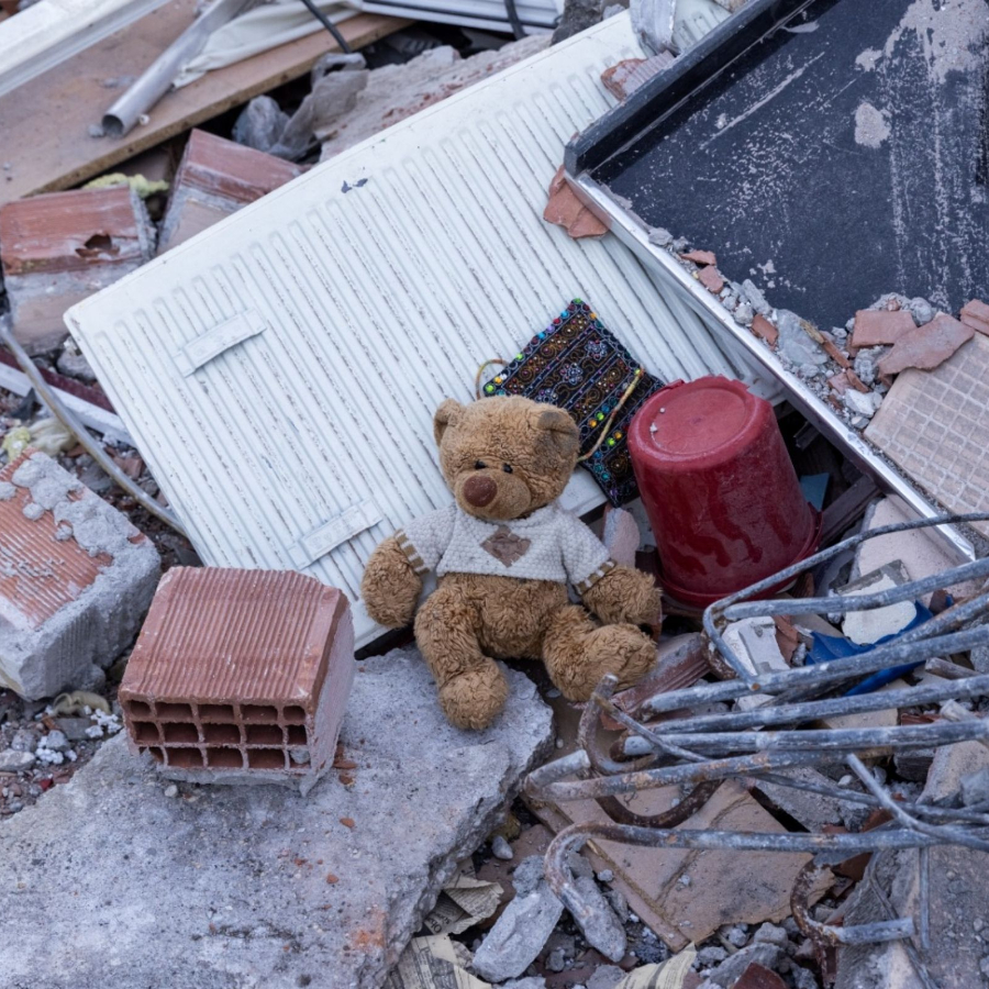 Yıkım sadece binalarda değil: Depremzede çocukların yürek burkan resimleri