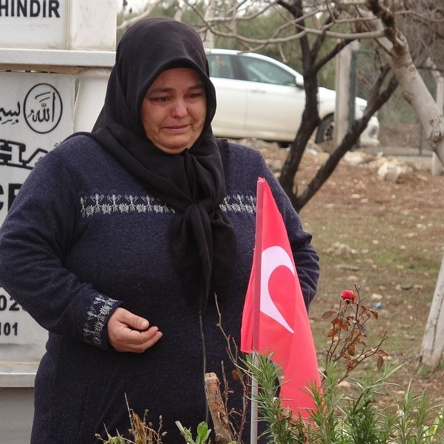 6 Şubat depreminin 3'üncü yılı: Mezarlıkta gözyaşları sel oldu..