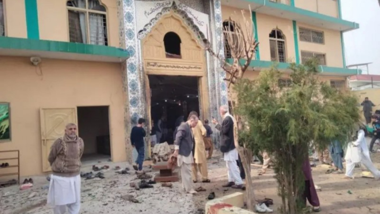 Son Dakika | Pakistan'da cuma vakti camiye kanlı saldırı: En az 10 ölü ve yaralı var!