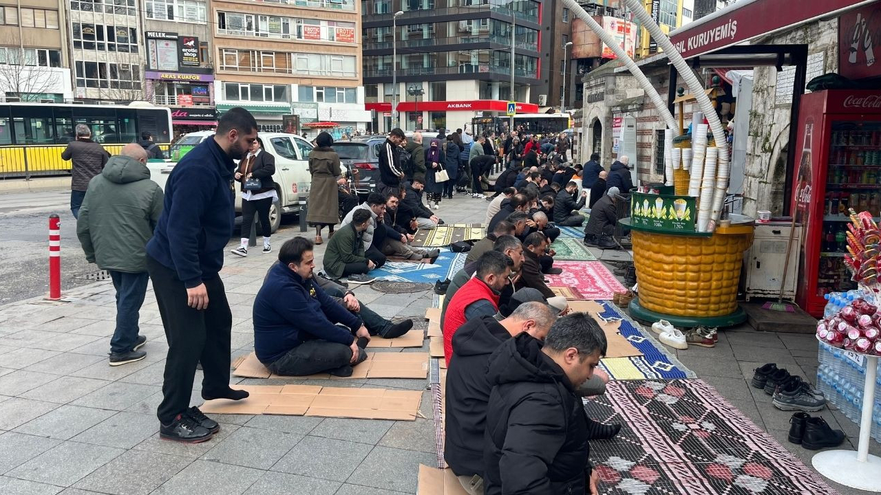 Kadıköy'de cemaat mağdur: Namazı sokakta kılıyorlar