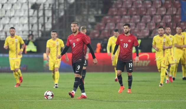 Selçuk İnan'a görünmez adamlar tarafından faul yapıldı