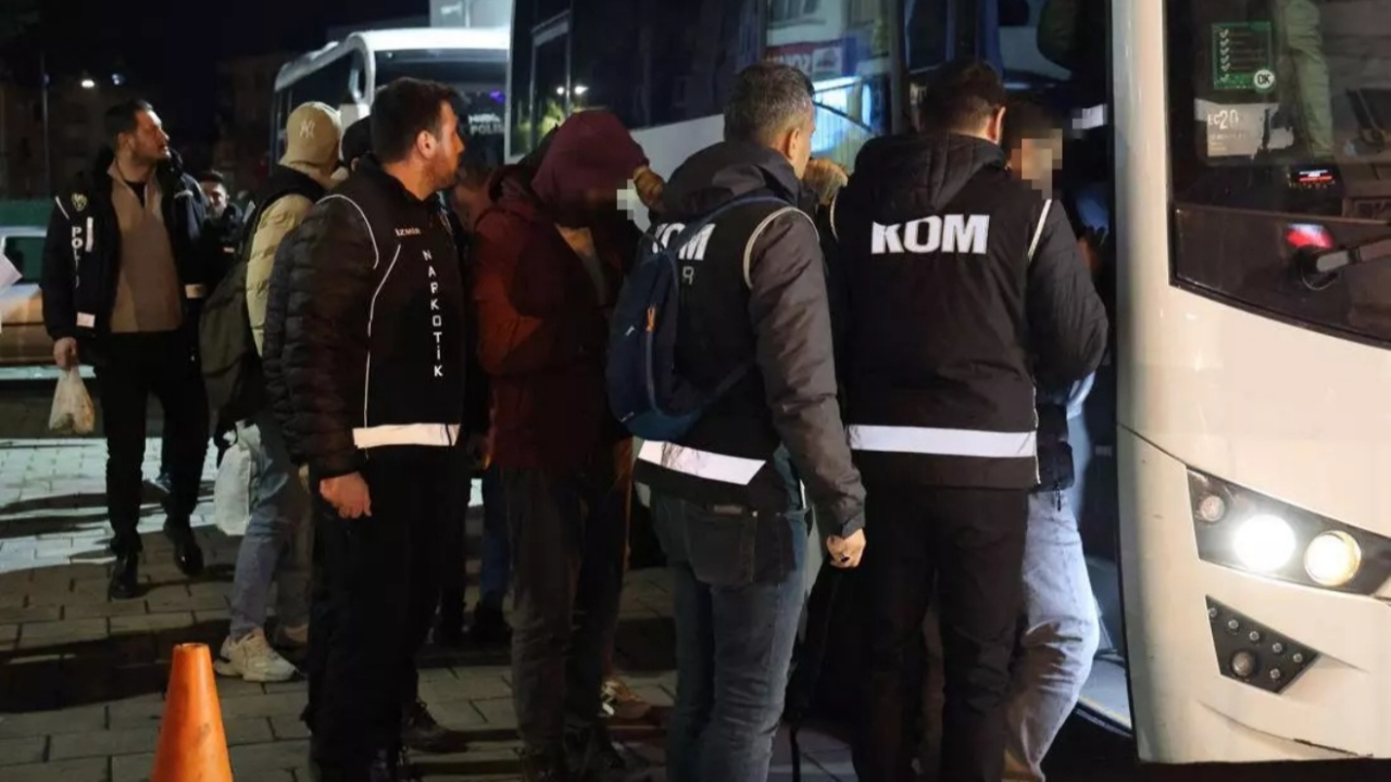 İzmir'de ruhsat operasyonu: Buca Belediyesi'nde gözaltına alınan 26 kişi adliyeye sevk edildi!