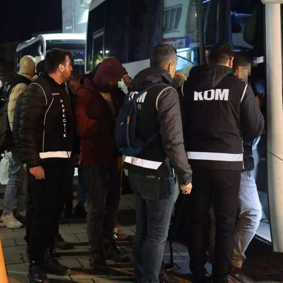 İzmir'de ruhsat operasyonu: Buca Belediyesi'nde gözaltına alınan 26 kişi adliyeye sevk edildi!