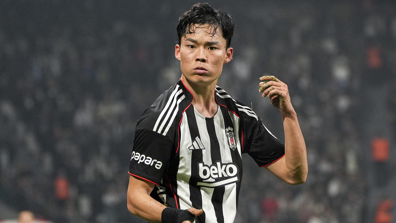 Beşiktaş'ın yeni transferi Hyeon-gyu Oh'un çıplak ayakla ısınması gündem oldu