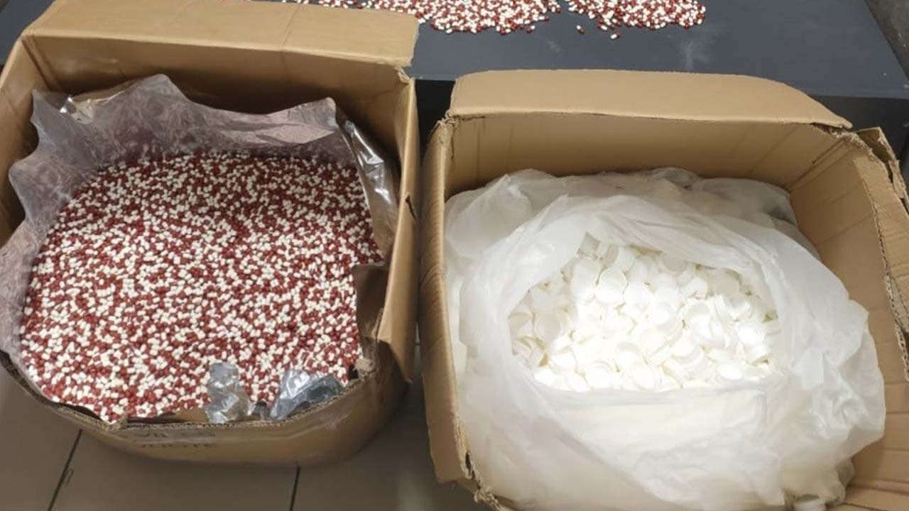 İzmir'de uyuşturucu operasyonu: Çok sayıda hap ve ilaç kutusu ele geçirildi