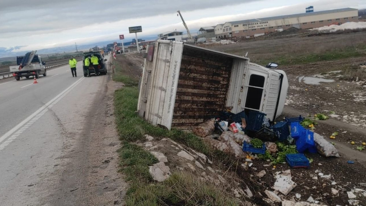 Amasya'da şarampole devrilen araçtan sağ çıktı