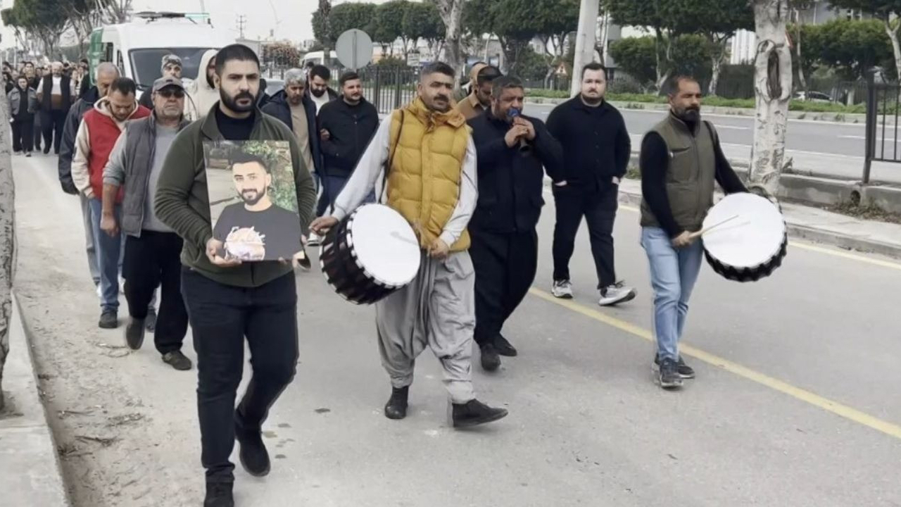 Mersin'deki kazada ölen genç, davul zurna ile defnedildi