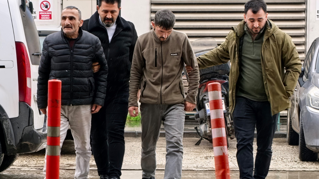 Fırça sapıyla dehşet! Arkadaşlarını ağır yaraladılar