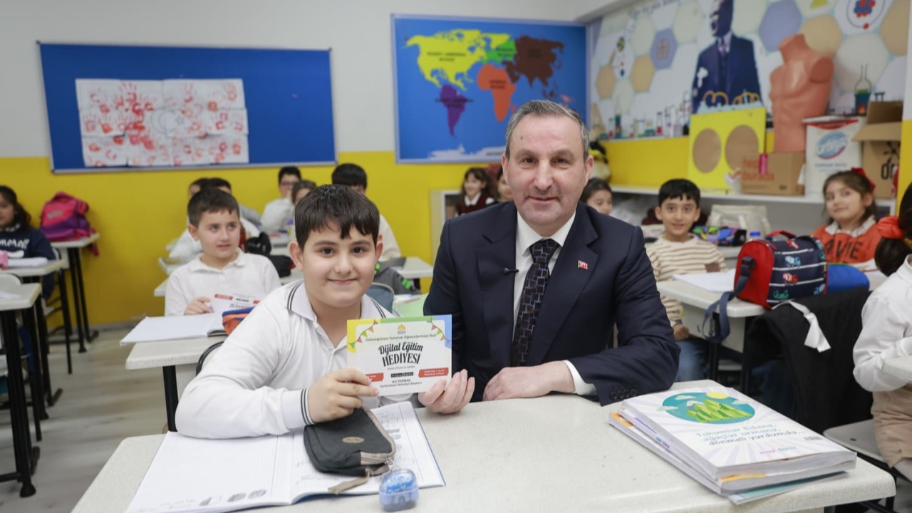 Sultanbeyli'de bilinçli teknoloji seferberliği! 23 bin öğrenciye akıllı dijital eğitim seti dağıtıldı
