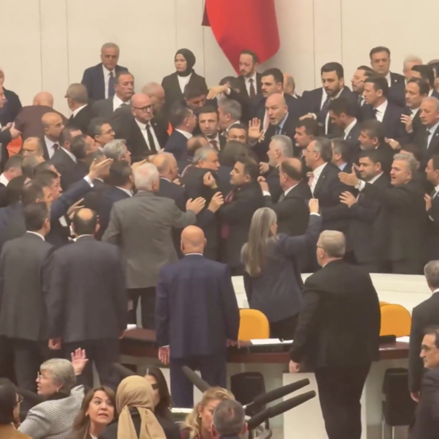 CHP'li vekiller, Adalet Bakanı Akın Gürlek'in yemininden önce Meclis'te kürsüyü işgal etti! İşte TBMM'de kavga anları...