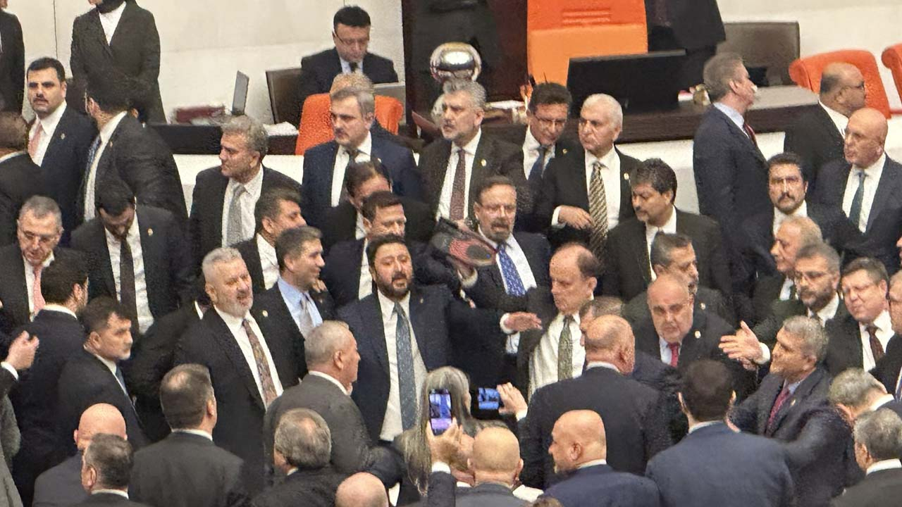AK Partili Mehmet Baykan saatlerce o sorunun cevabını aradı: "Bu ayakkabılar kimin?"