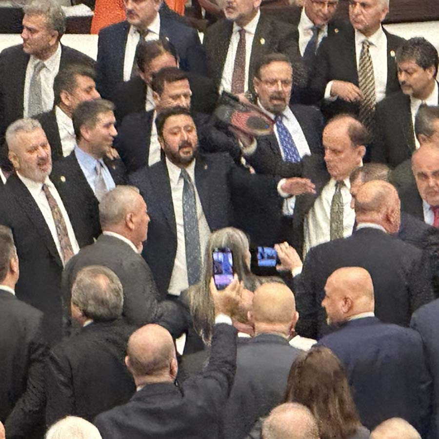 AK Partili Mehmet Baykan saatlerce o sorunun cevabını aradı: "Bu ayakkabılar kimin?"