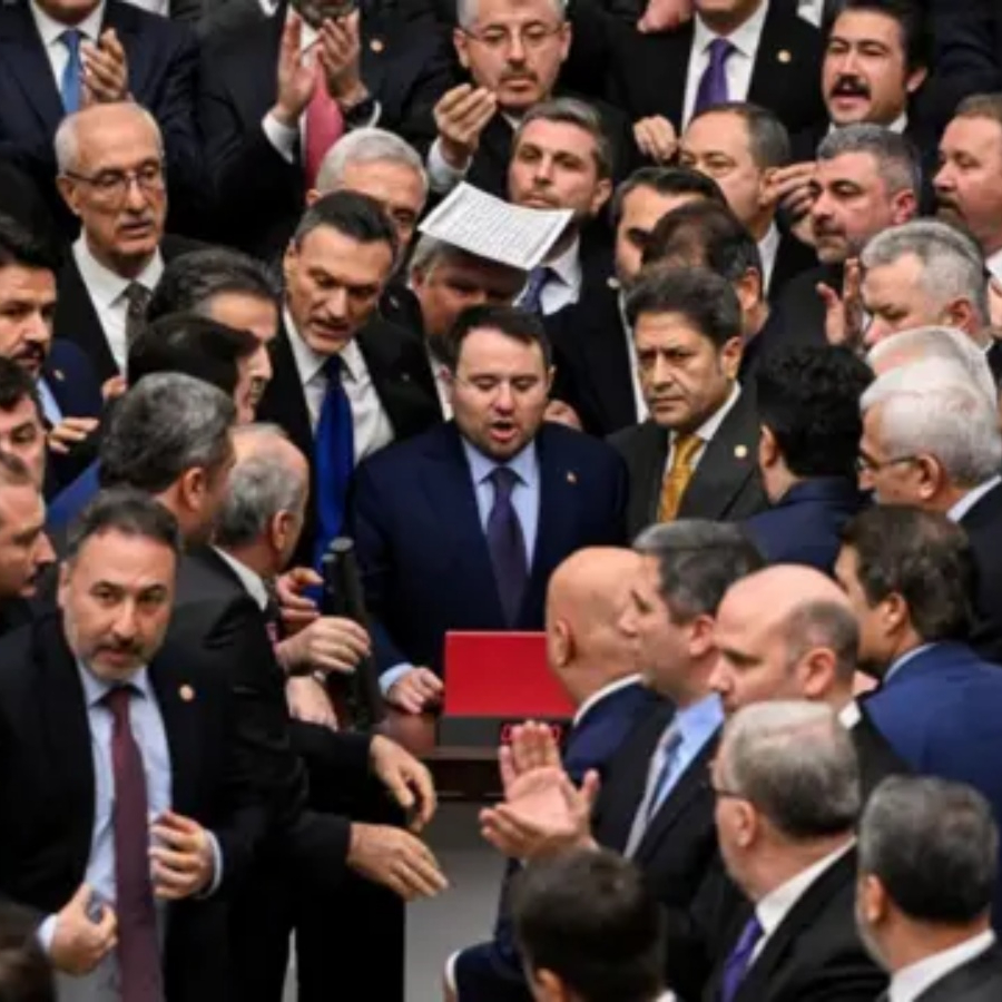 Meclis'teki CHP vandallığının perde arkası: Bizzat Özgür Özel "Kavga edin" talimatı vermiş!