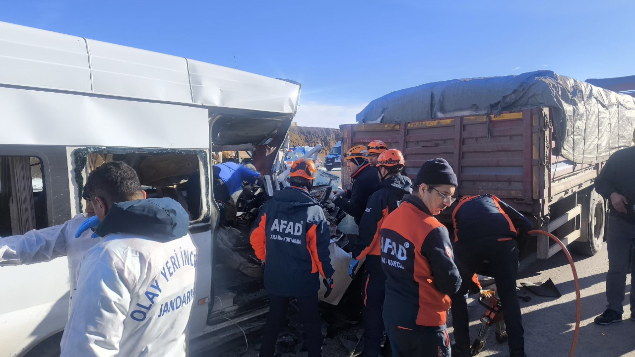 Kayseri'de servisle tır çarptıştı: 1 ölü 7 yaralı