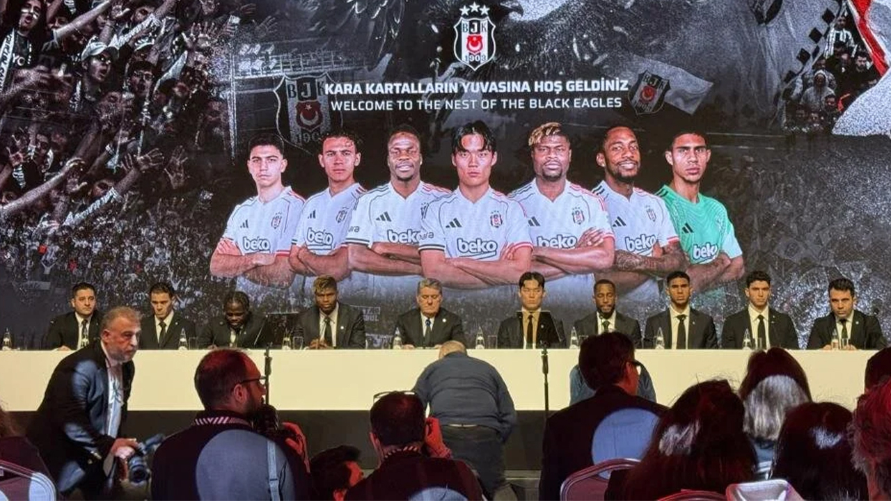Beşiktaş yeni transferler için imza töreni düzenledi! Rafa Silva detayı