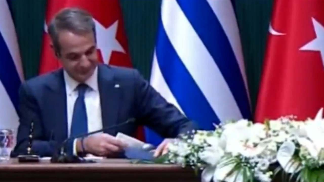 Dünden bu yana o konuşuluyor: Miçotakis'in o hareketi sosyal medyayı salladı