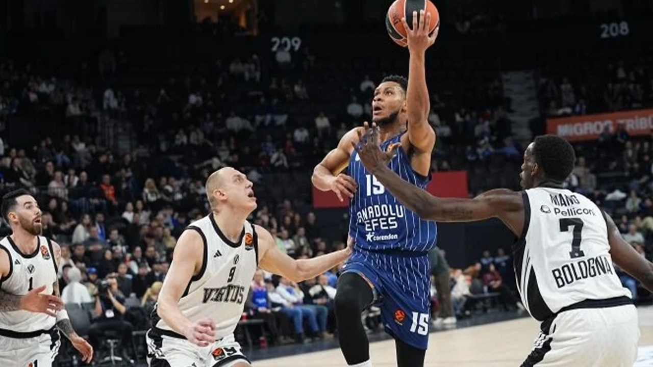 Anadolu Efes'ten EuroLeague'de farklı galibiyet