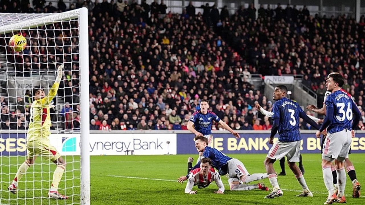 Arsenal'a şampiyonluk yolunda çelme! Puan farkı 4'e düştü