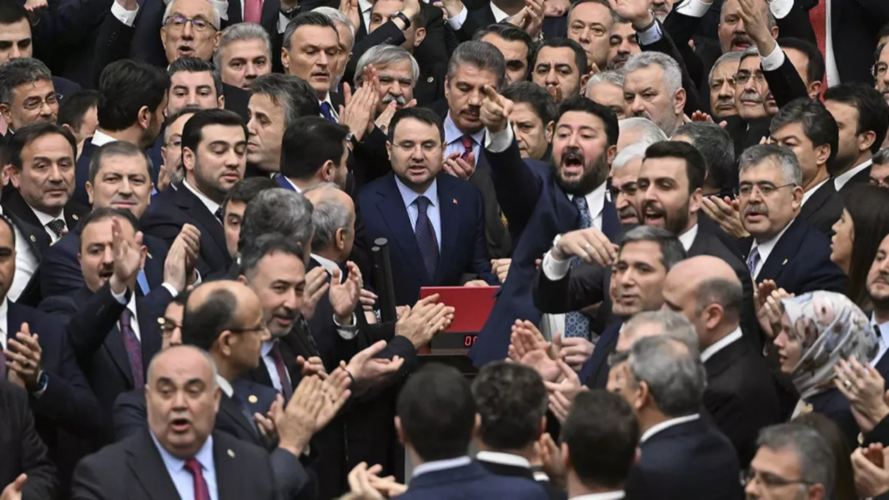 Meclis'te yemin töreni sırasında CHP vandallığı! Bakan Akın Gürlek ilk kez konuştu:Bu konulara cevap vermek istemiyorum!
