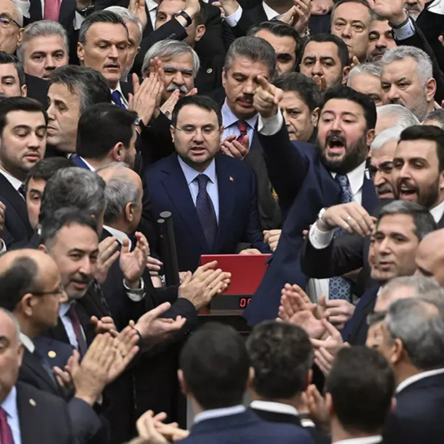 Meclis'te yemin töreni sırasında CHP vandallığı! Bakan Akın Gürlek ilk kez konuştu:Bu konulara cevap vermek istemiyorum!