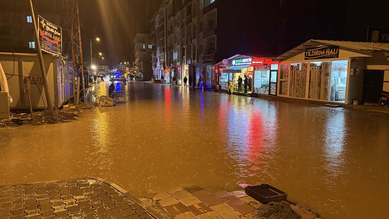 Malatya'da sağanak; iş yerlerini su bastı, taziye çadırı uçtu