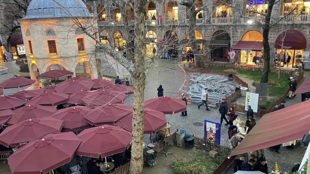 Esnaf rahat bir nefes alacak! Koza Han'da masa ve sandalye tahliyesi durduruldu