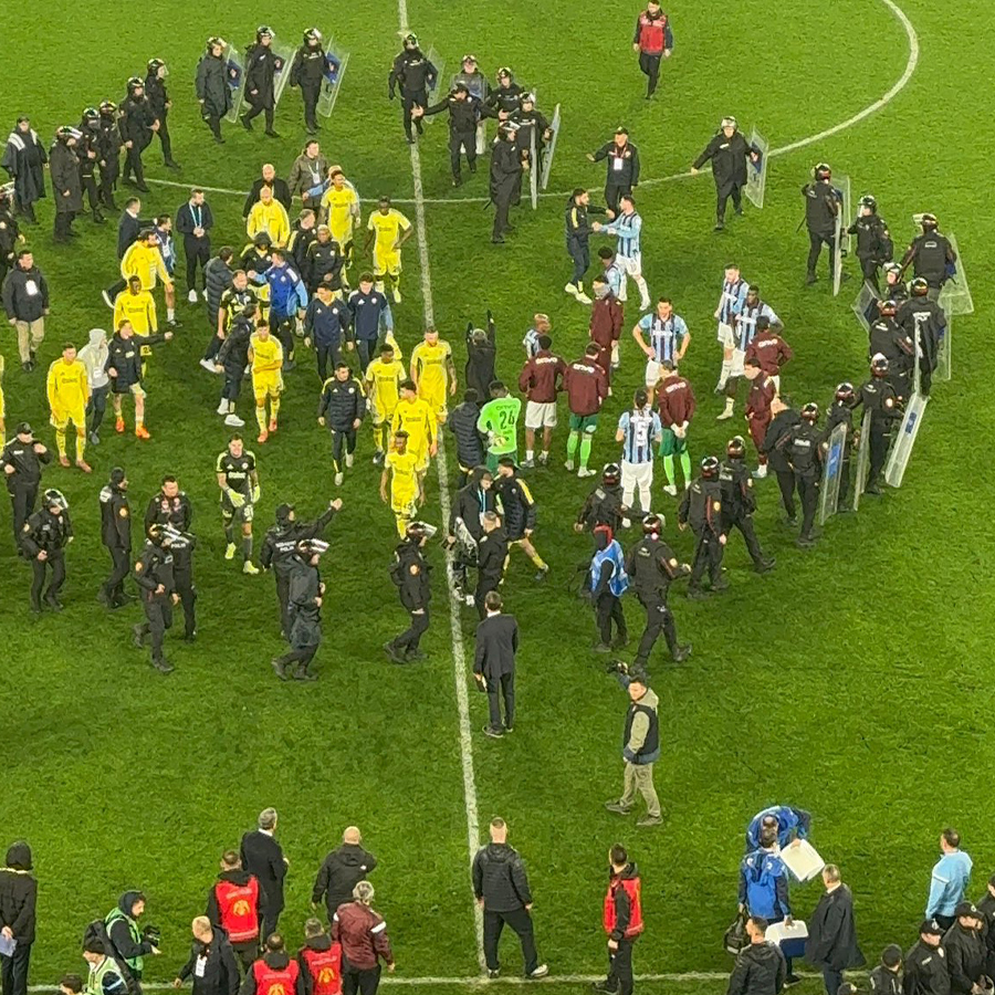 Güvenlik görevlileri Fenerbahçeli futbolcuların etrafını sardı