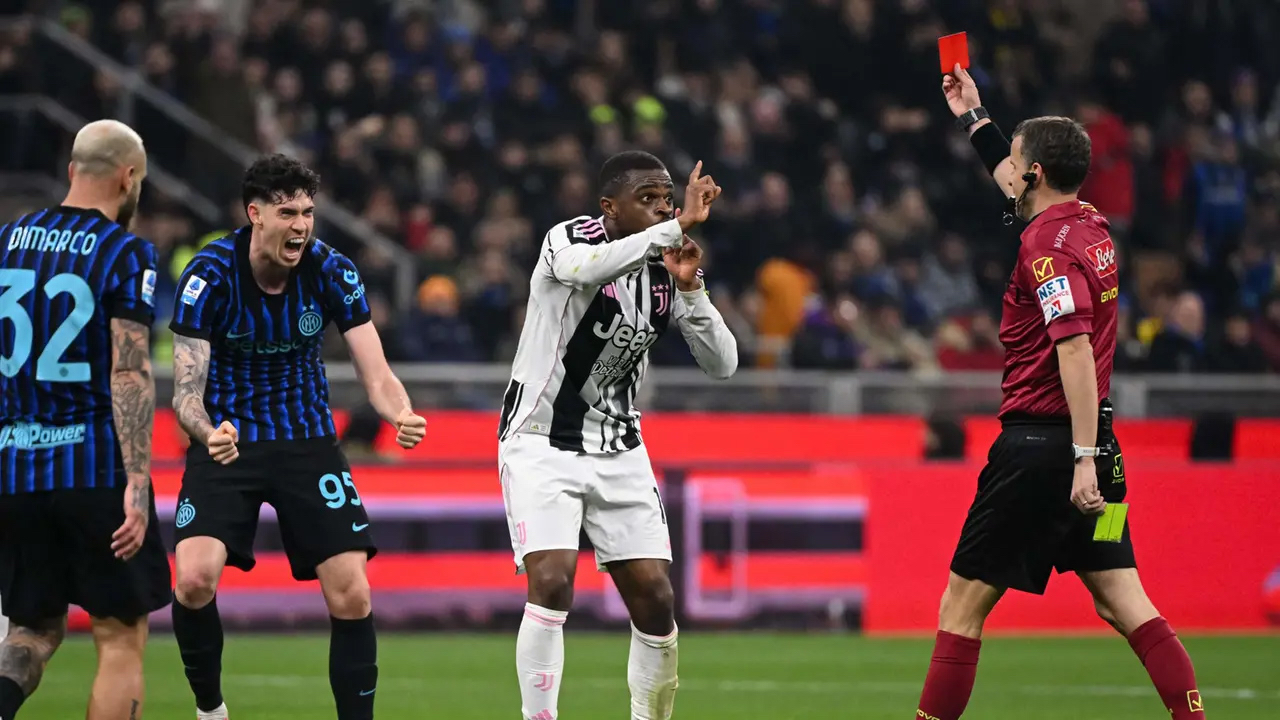 Juventus derbi sonrası çılgına döndü, hakemin üzerine yürüdüler! "VAR sistemi değişmek zorunda kalacak"