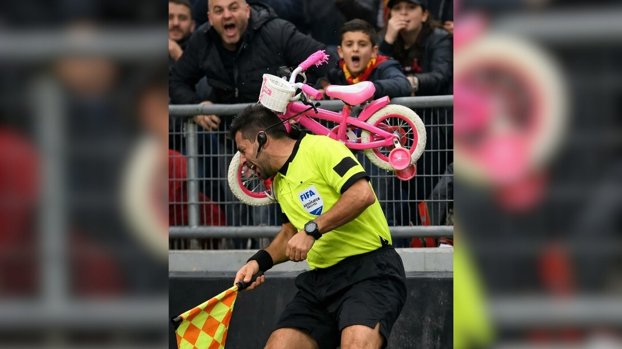Dünya futbol tarihinde bir ilk: Hakemin kafasına tribünden bisiklet fırlattılar! Maç yarıda kaldı