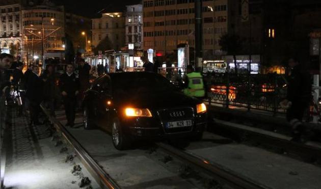 Tramvay yoluna giren araç seferleri durdurdu...