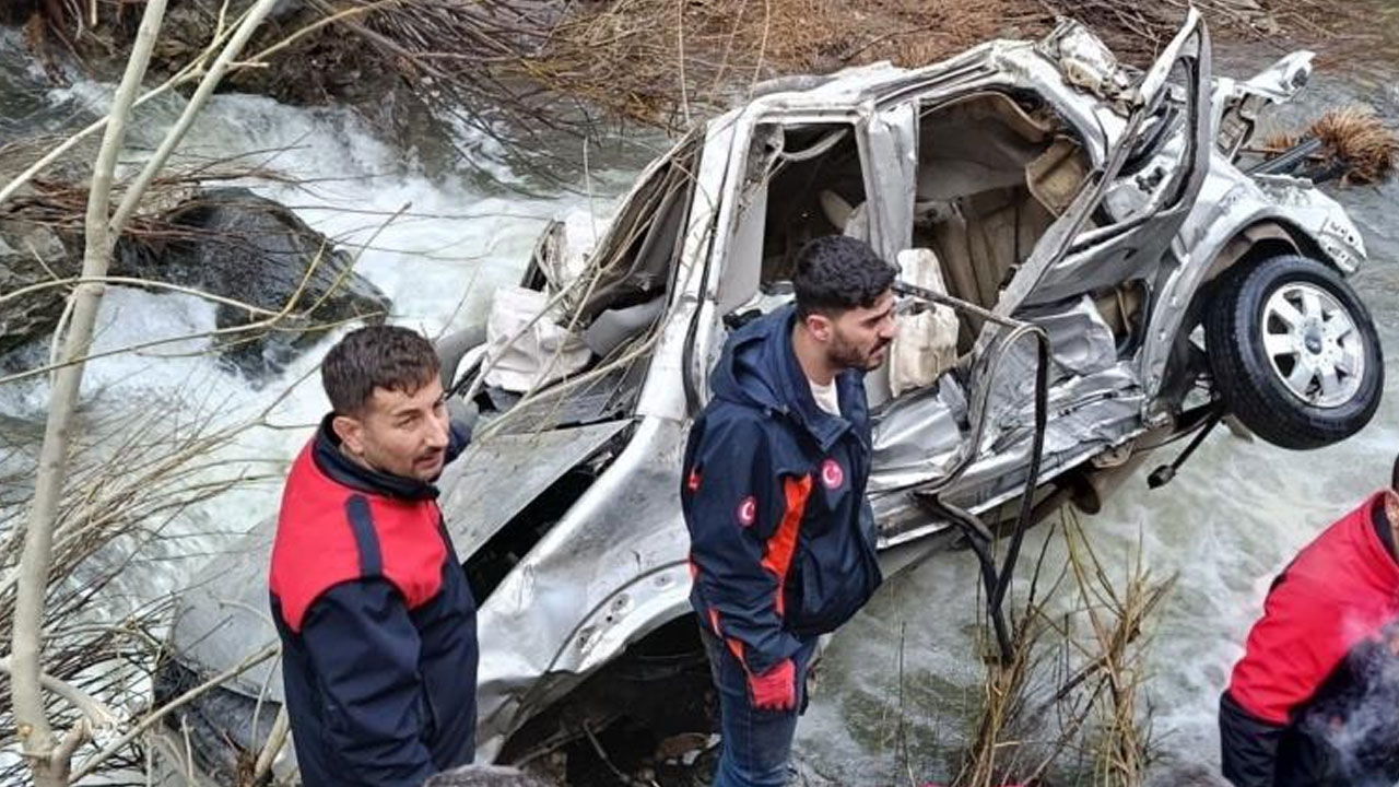 Katliam gibi kaza! Otomobil uçuruma yuvarlandı: Çok sayıda ölü ve yaralı var