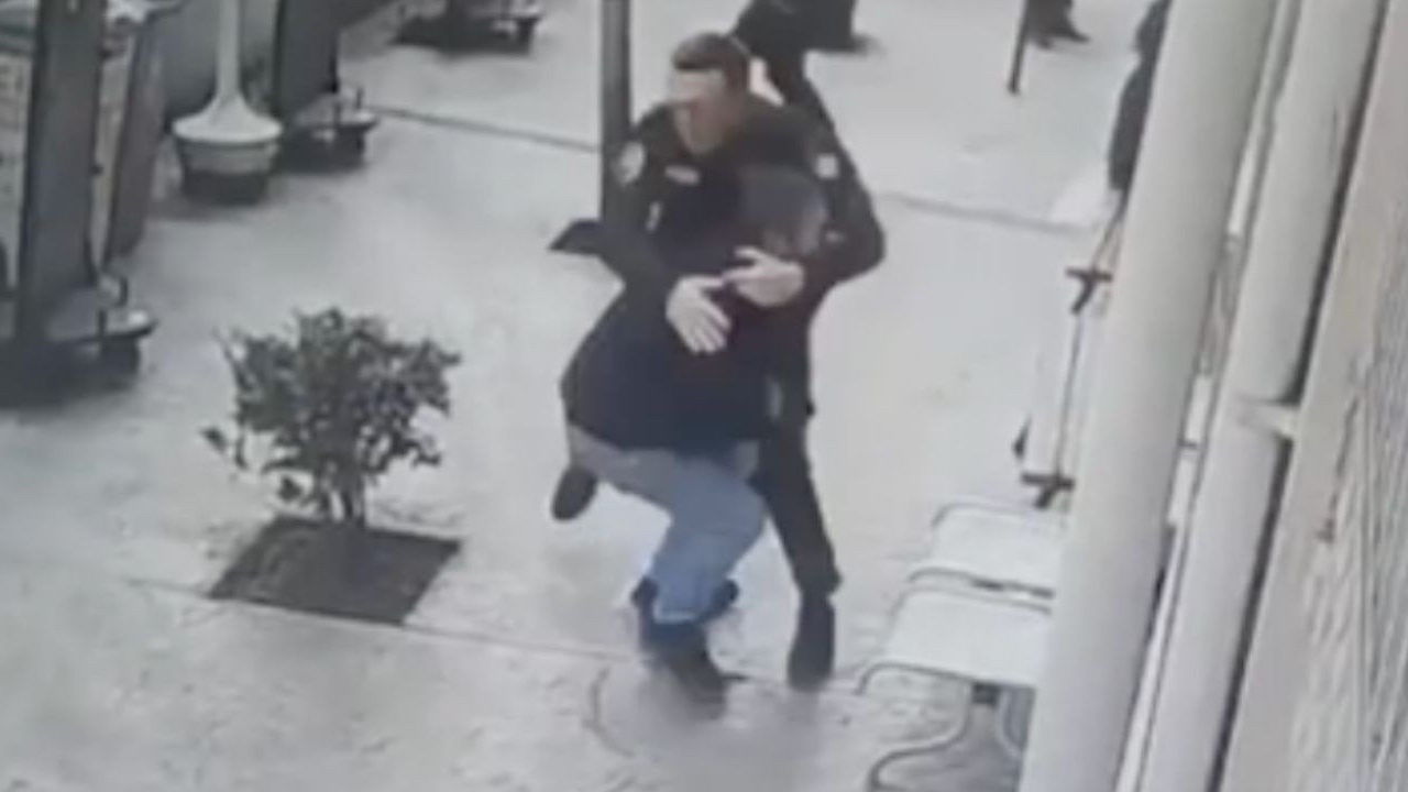 Ordu'da polisin silahını alan şahıs kendini vurdu: O anlar kamerada