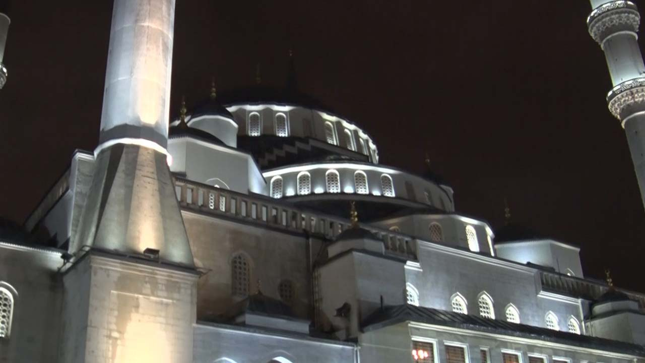Başkent Ankara'da ilk teravih heyecanı: Namaz kılındı, dualar edildi