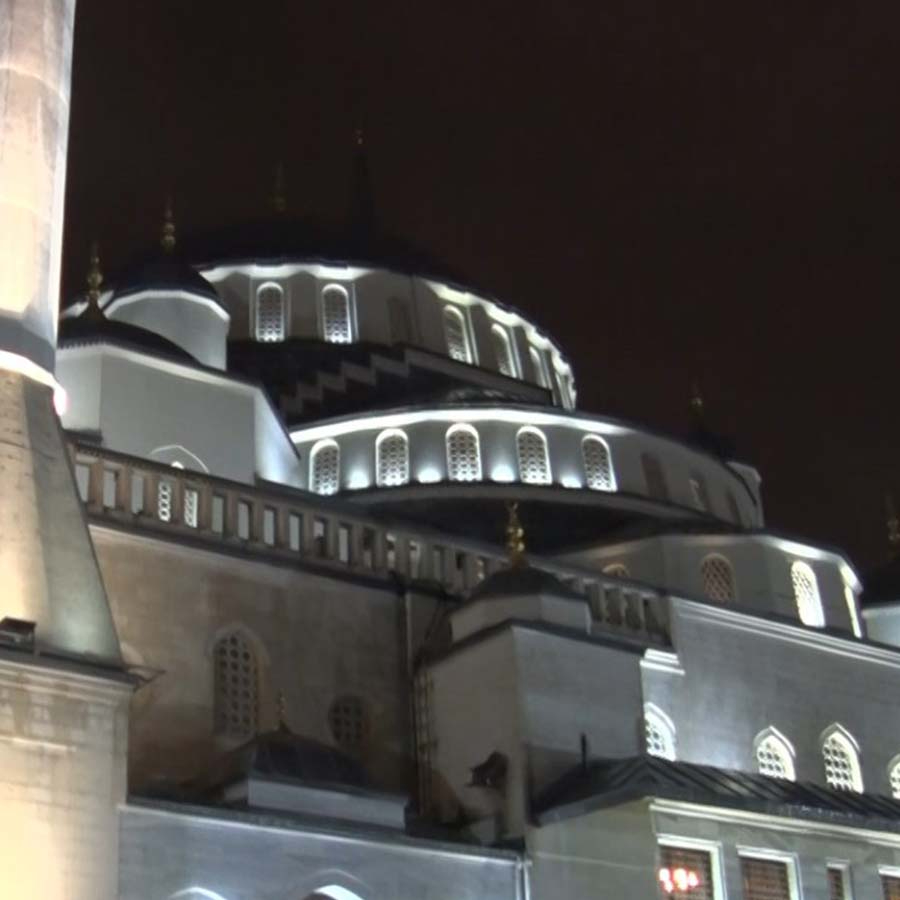 Başkent Ankara'da ilk teravih heyecanı: Namaz kılındı, dualar edildi