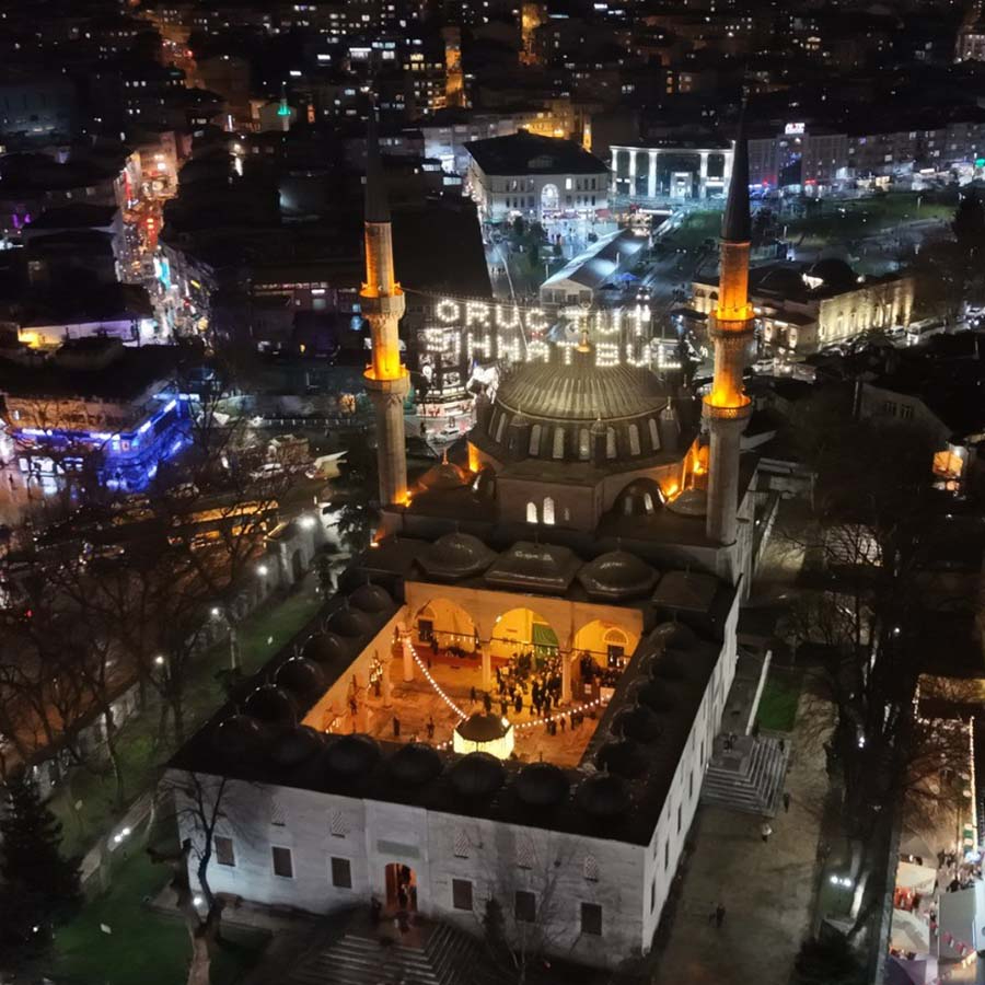 İstanbul'da ilk teravih: Vatandaşlar Eyüpsultan ve Üsküdar'a akın etti
