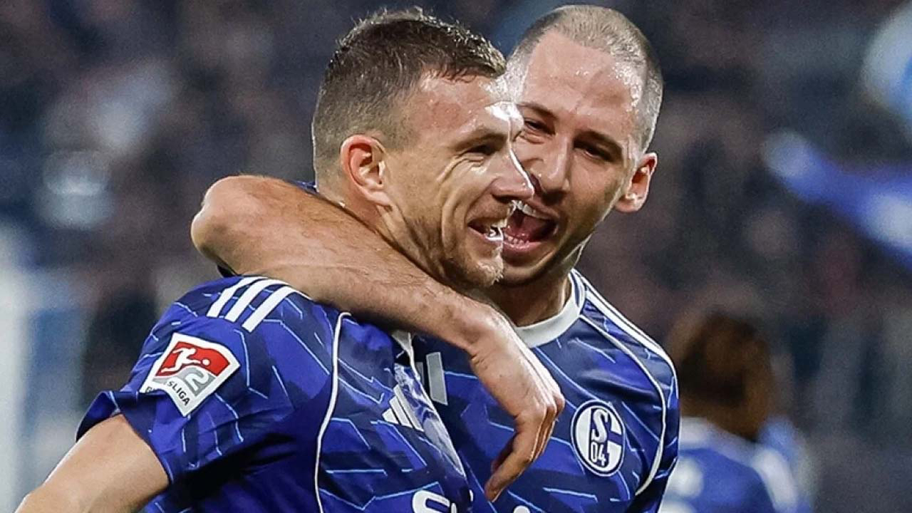 Edin Dzeko ve Kenan Karaman Schalke 04'ü sırtlamaya devam ediyor