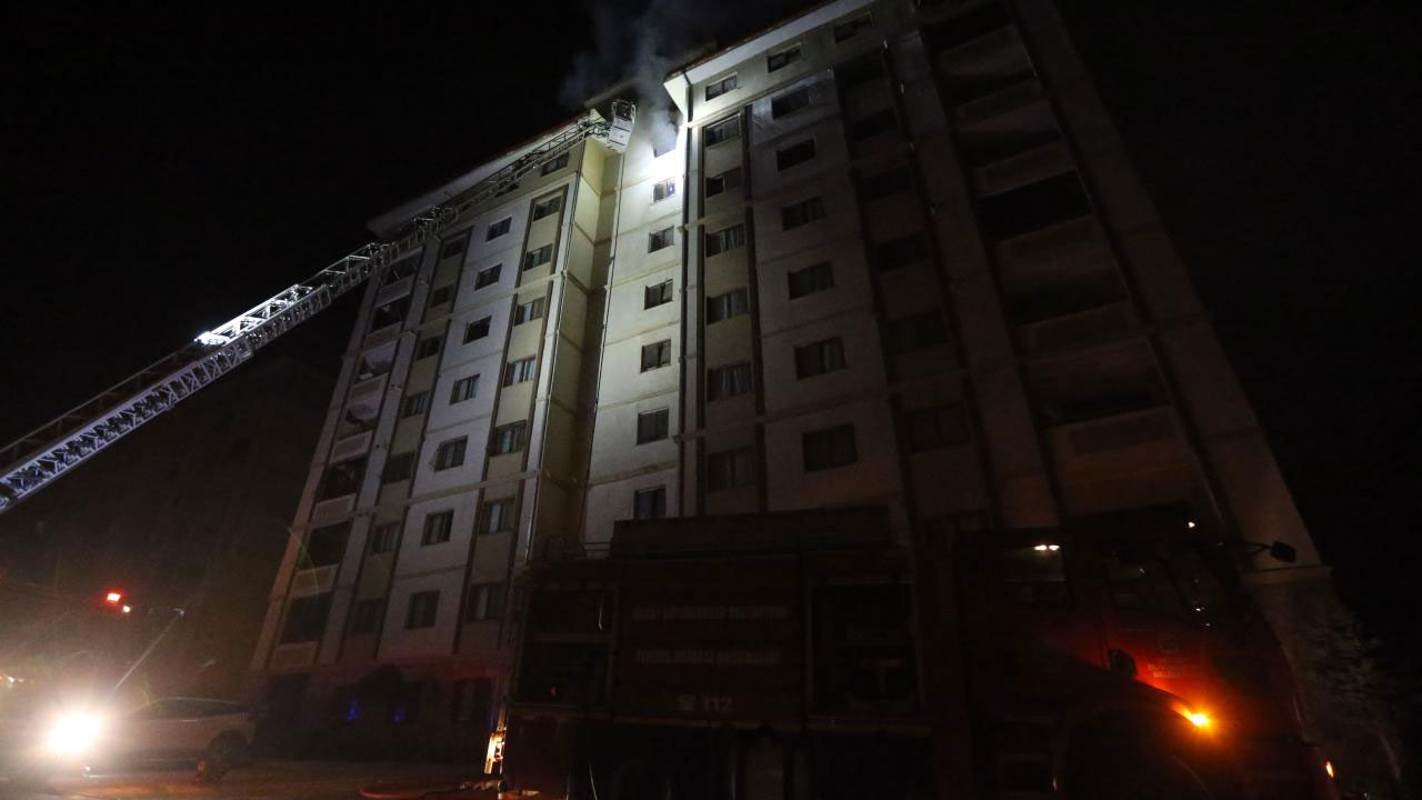 Hatay'da 8 katlı binada yangın paniği: 13 kişi dumandan etkilendi