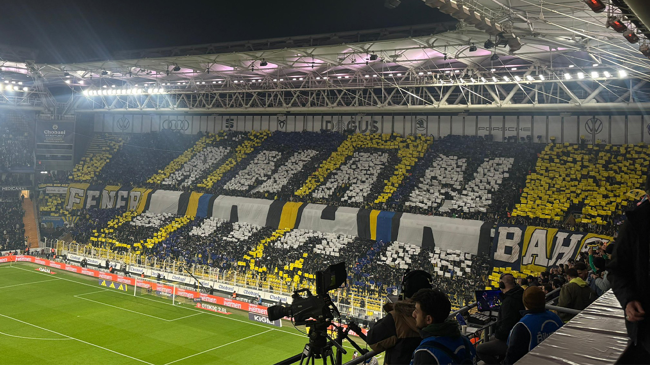 Fenerbahçeli taraftarlardan 'inan' koreografisi