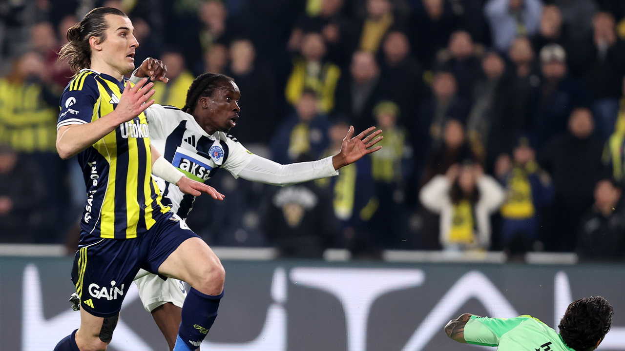 Çağlar Söyüncü ve Oosterwolde sakatlanarak oyundan çıktı