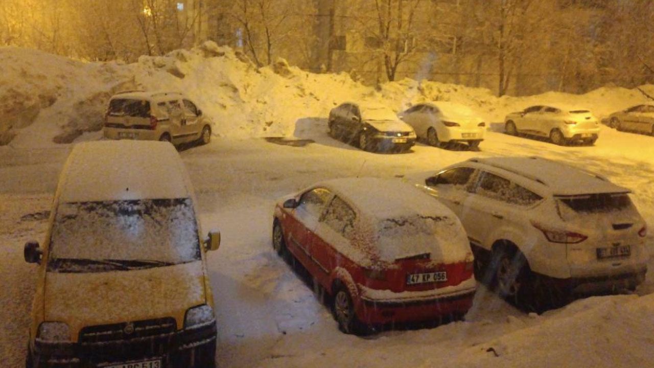 Bitlis’te gece yarısı kar yağışı etkisini arttırdı