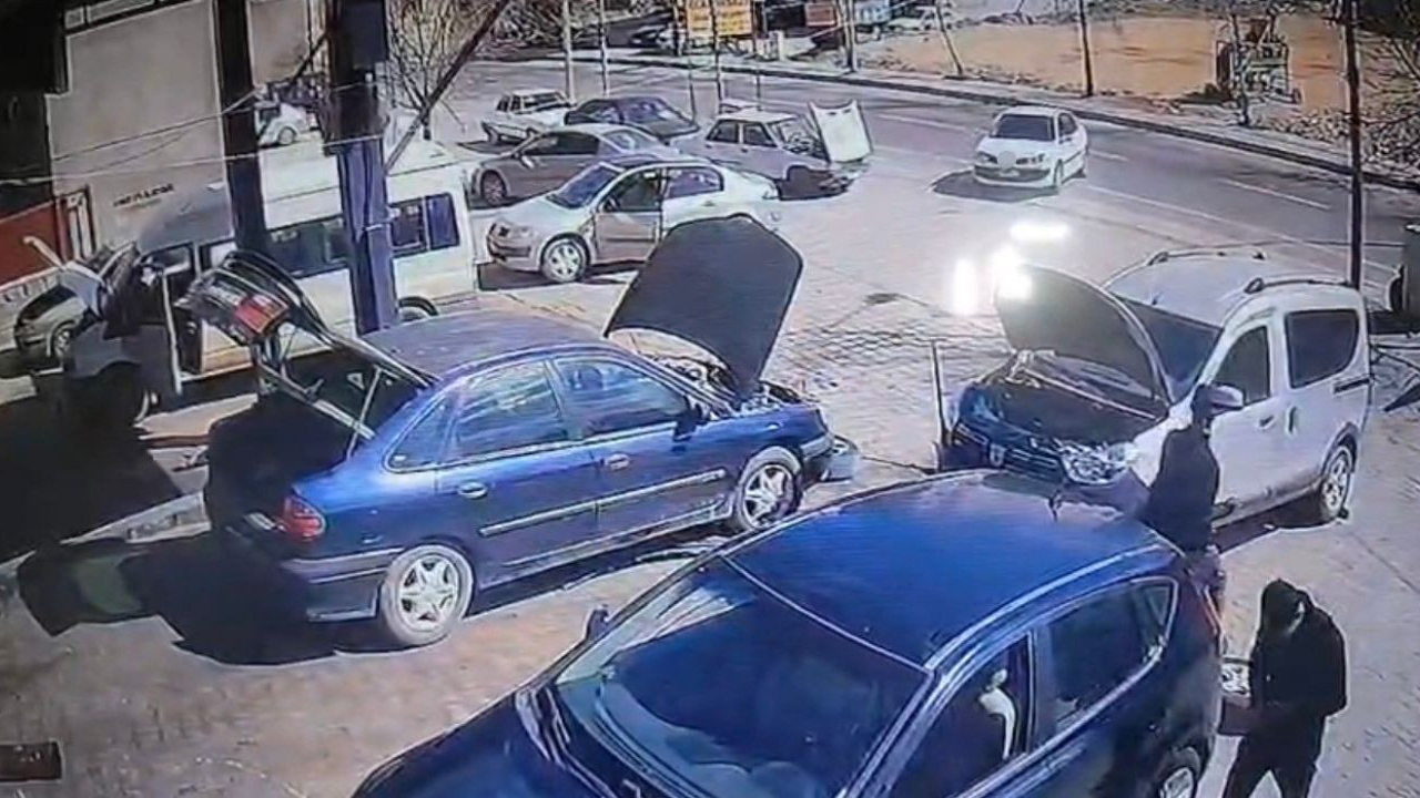 Mardin'de el freni çekilmeyen aracın anayola kaydığı anlar