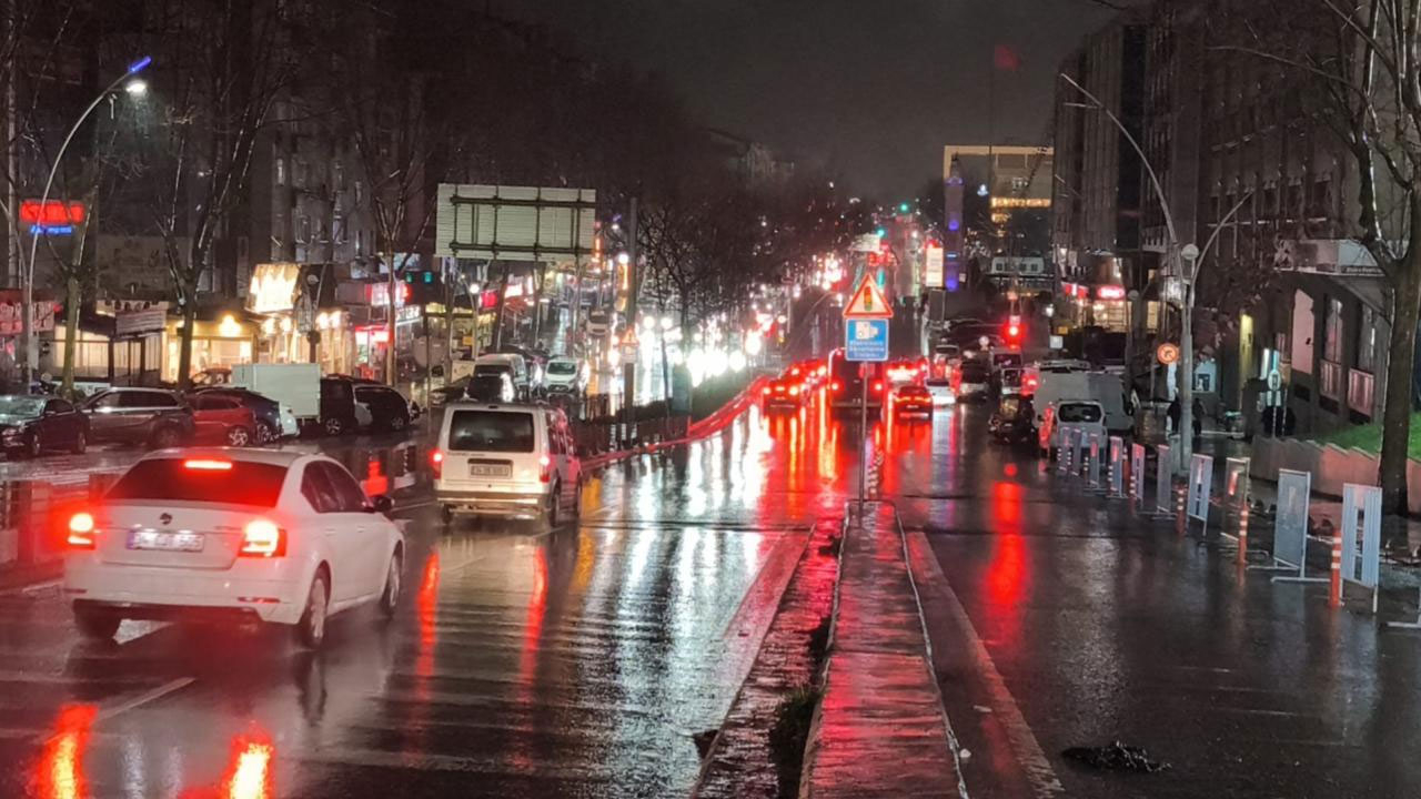 İstanbul'da sağanak etkili oldu! Yağışın etkili olduğu bazı bölgelerde ise trafik yoğunluğu oluştu