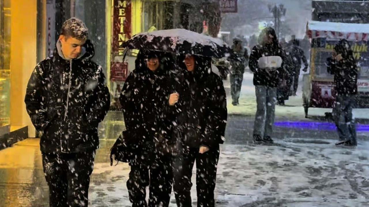 O tarihe dikkat! Meteoroloji'den Bayburt için kuvvetli kar uyarısı