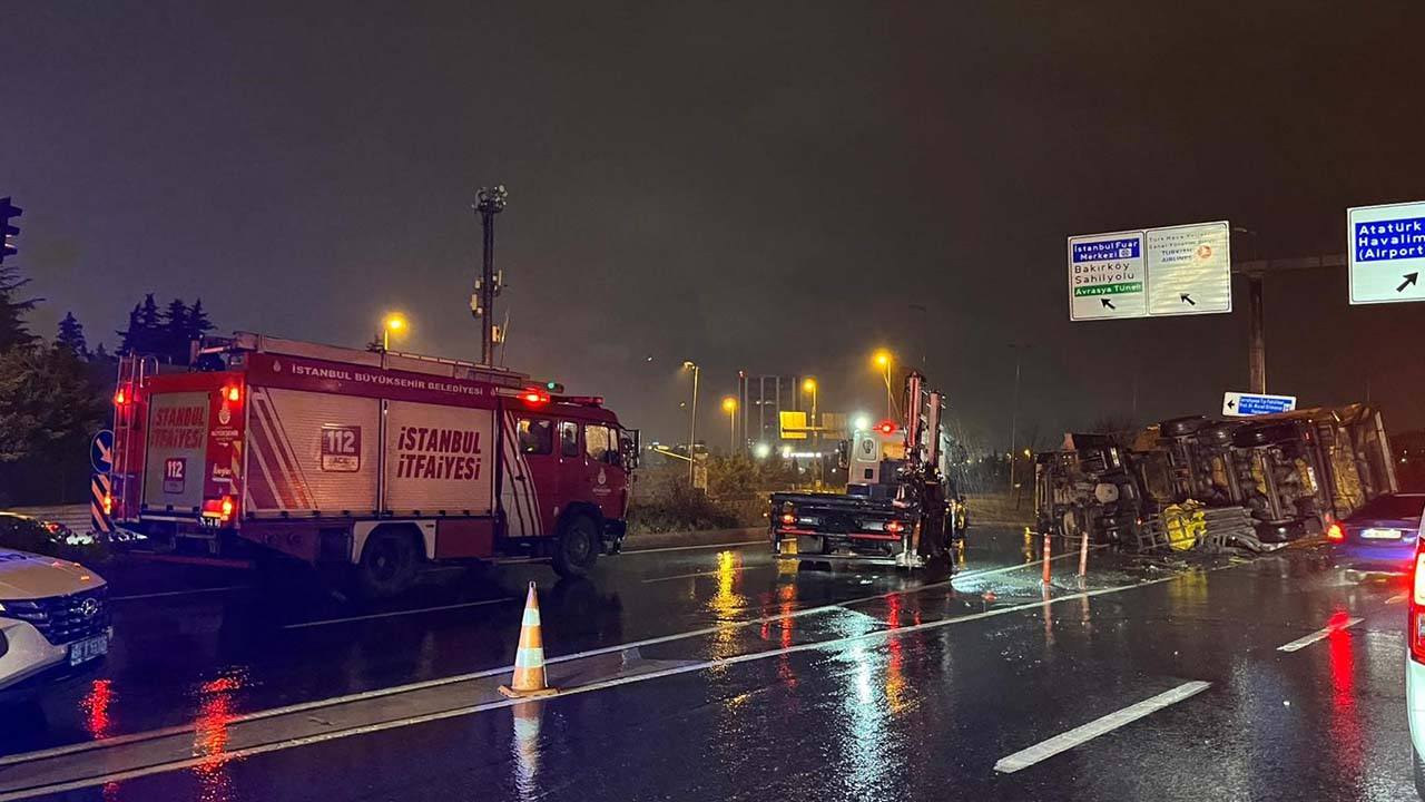 Hafriyat kamyonu bariyere çarparak devrildi: 2 yaralı
