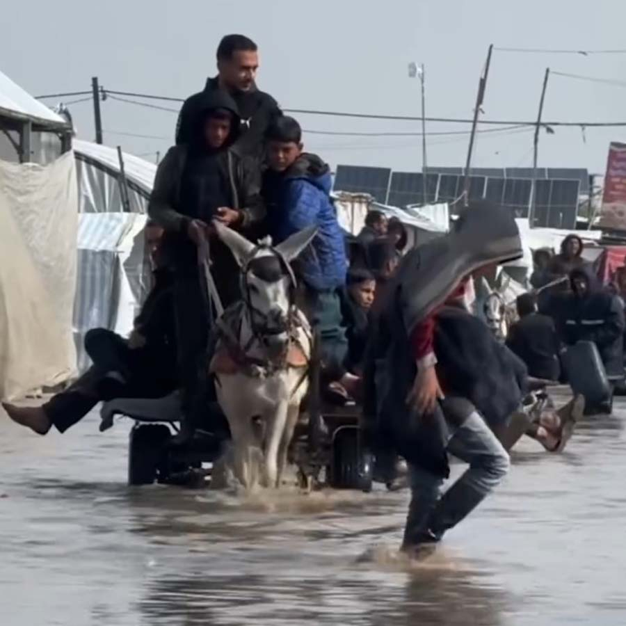 Gazze'de yeni sorun sağanak yağış: Yerinden edilen Filistinlilerin çadırlarını su bastı
