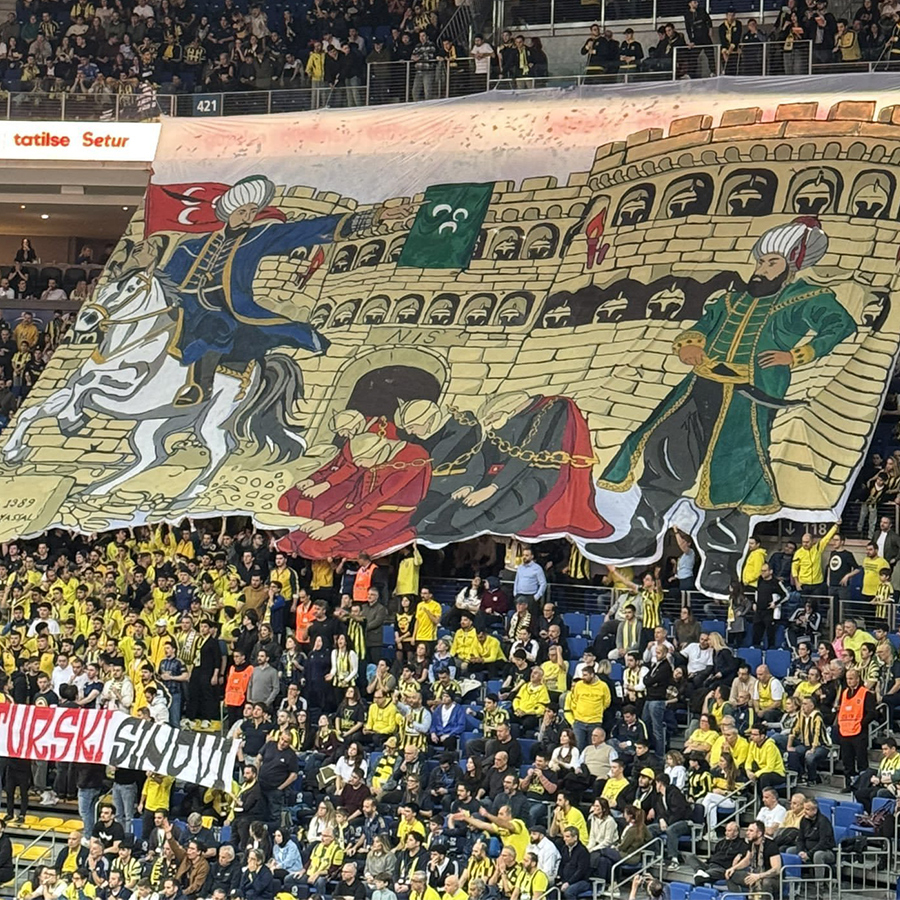 Fenerbahçe taraftarından Partizan'a pankart cevabı