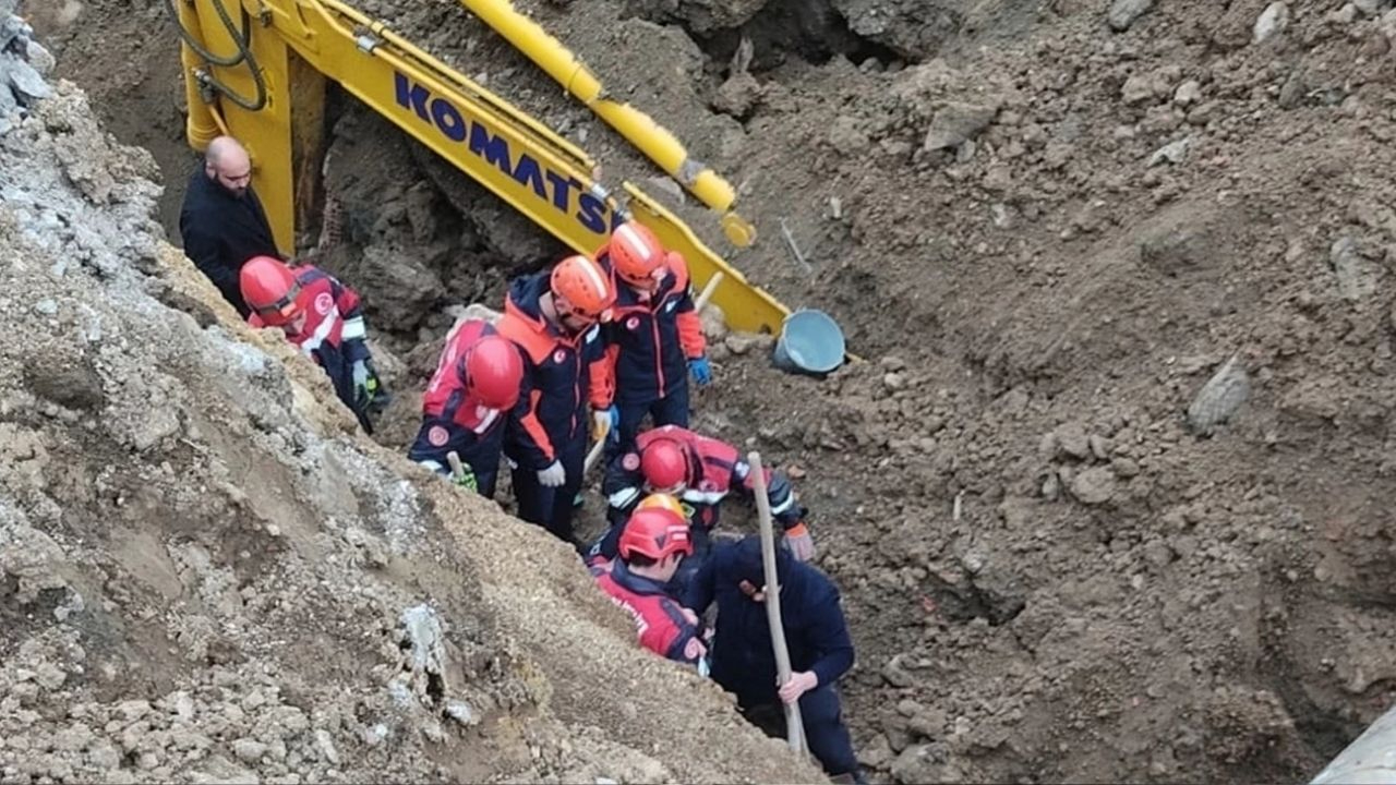 Trabzon'da göçük! İş makinesi operatörü toprak altında kaldı
